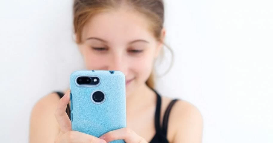 Οχι δεν είναι φάρσα: «Κέρατα» φυτρώνουν στα κεφάλια των νέων από υπερβολική χρήση smartphones! (εικόνες)